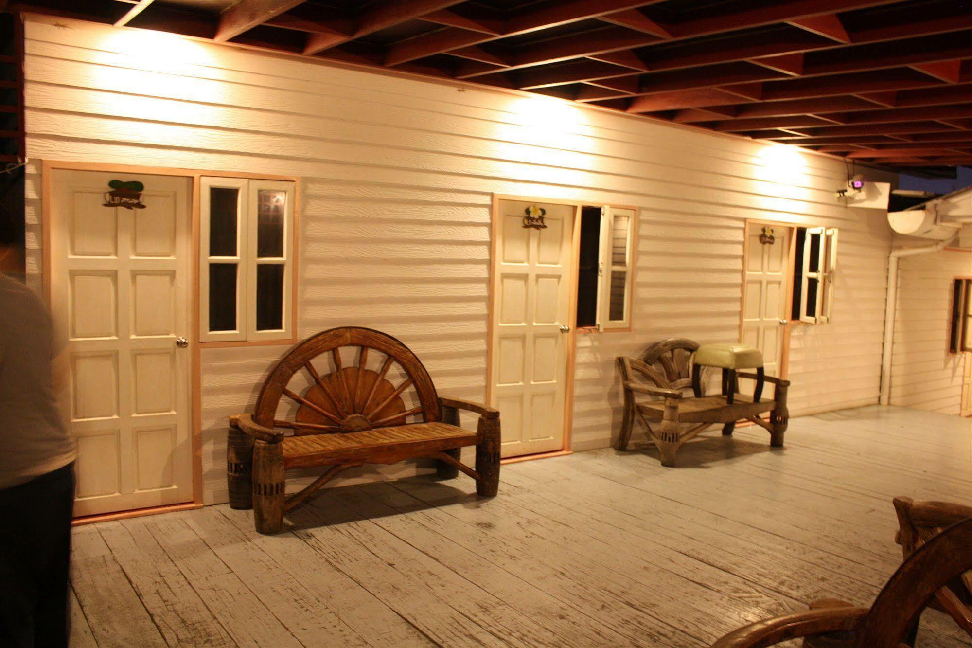 Mod Guesthouse HHQ Exterior photo